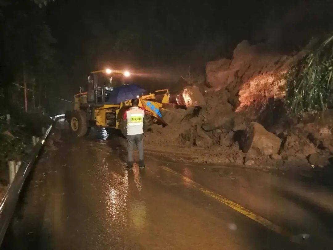 好悬这一路段再次塌方县公路养护人员连夜抢险
