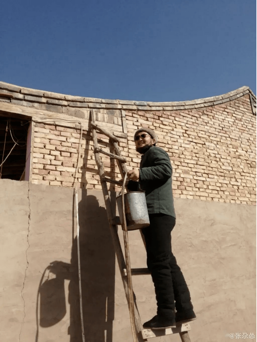 "尕怂"是张尕怂老家甘肃白银的方言,是一句挖苦别人的话,大体是有点