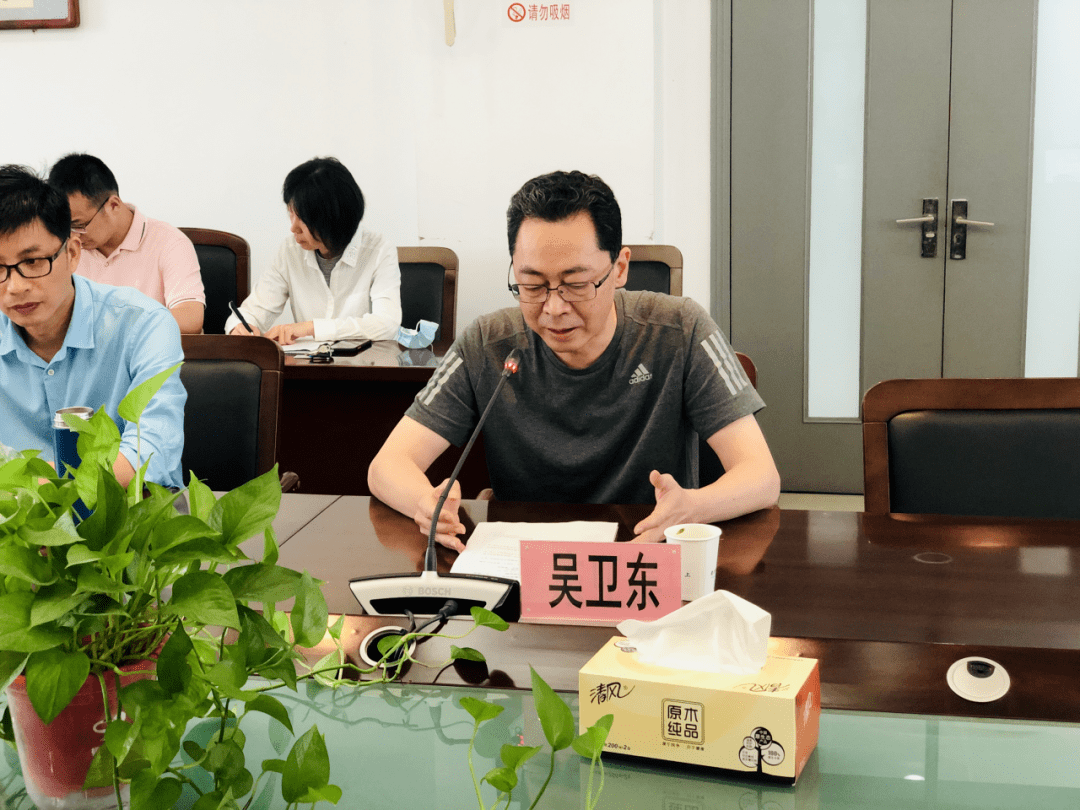 会议伊始,扬子中学校长吴卫东对各位专家的到来表示热烈欢迎,对学校