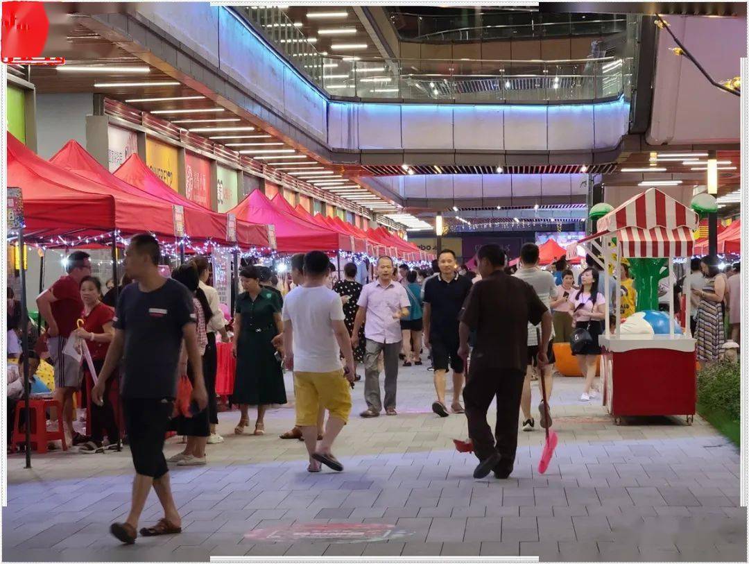 亲们,吾悦广场星光夜巷昨晚开街了,吃完饭逛夜市克哦!