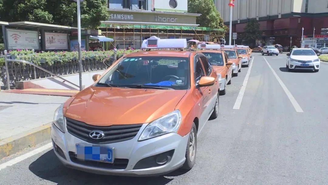株洲交警人性化执法:你选择"罚站"还是"罚款?_出租车