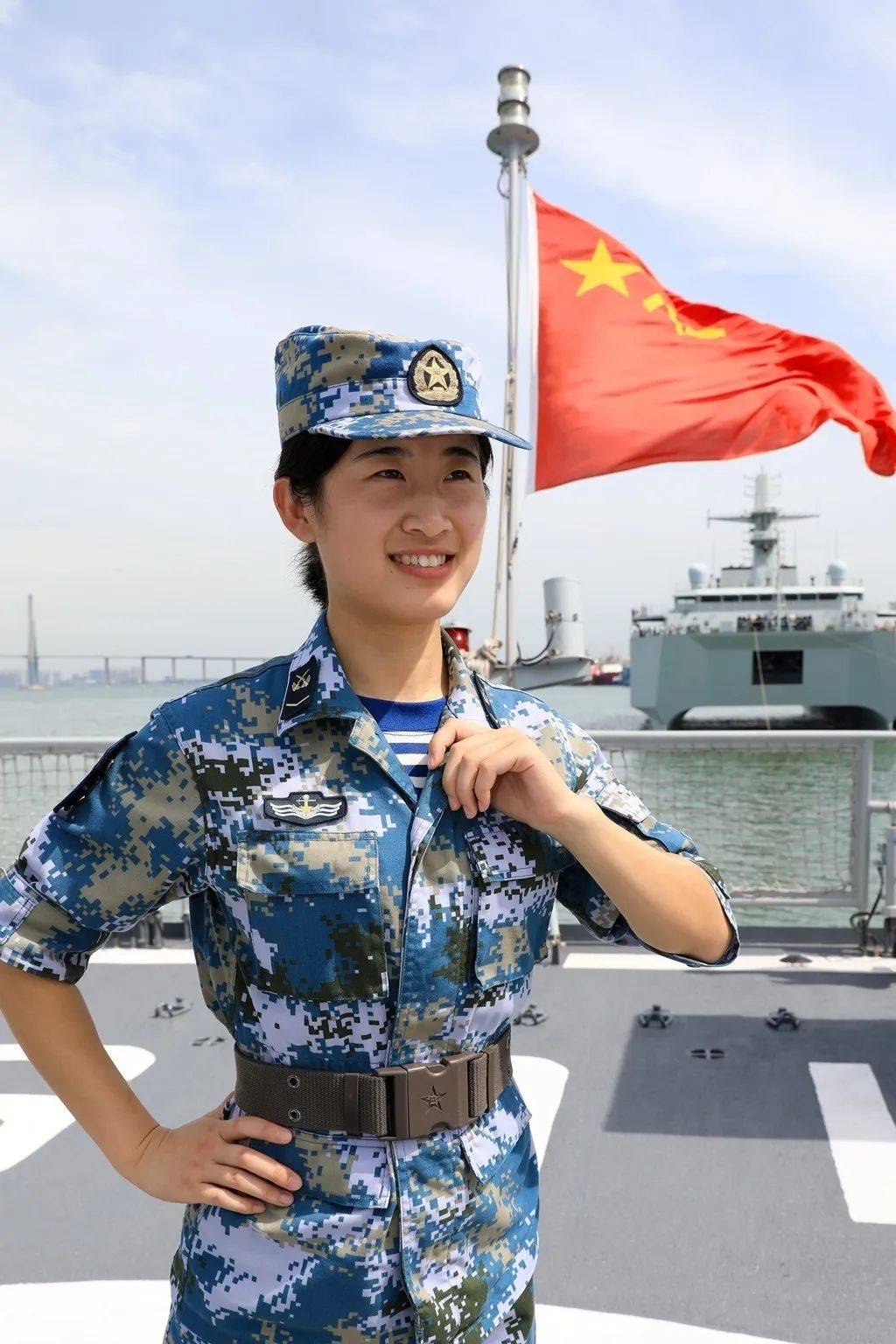 海军夏常服 女兵图片