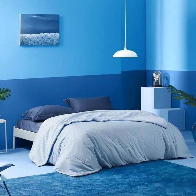 纯白色墙漆搭配蓝色系床品,简直就是夏天本天,把冰激凌放在房间的感觉