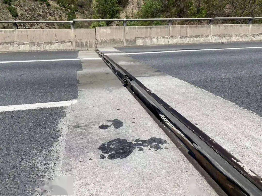 攀枝花车主请注意攀西高速这一路段桥梁出现错层正在进行交通管制