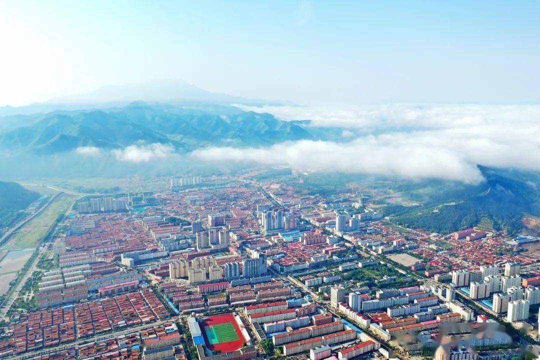 雨后丰宁县城云雾缭绕美