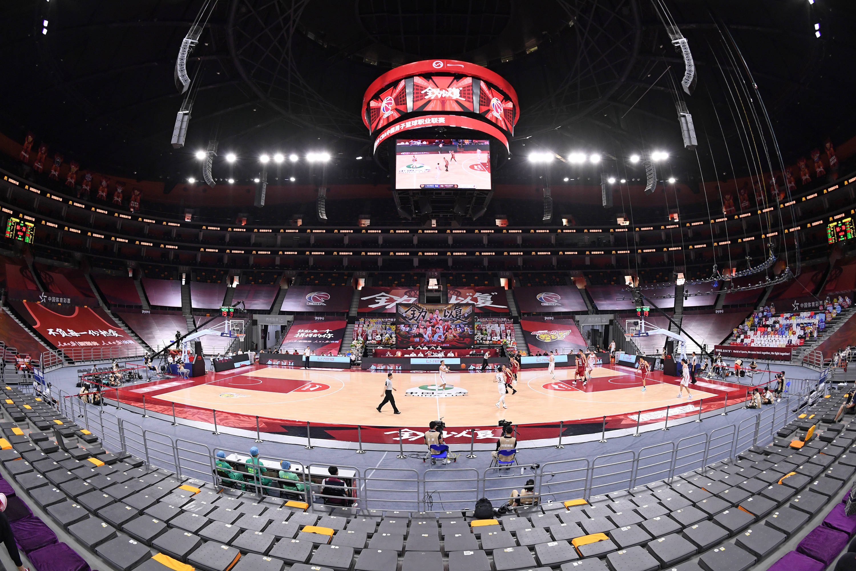 当日,在广东东莞银行篮球中心举行的2019-2020赛季中国男子篮球忠业