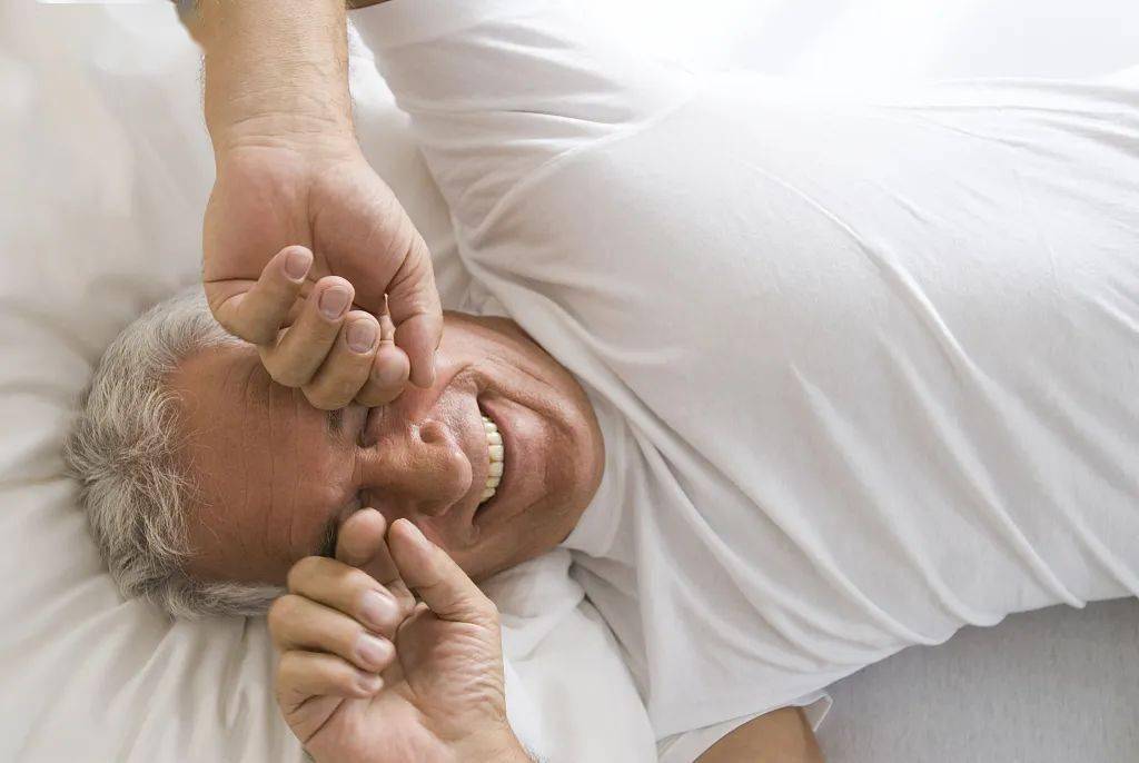 天越来越热,中老年人起床后千万不要做这些动作,会悄悄偷走你的寿命!