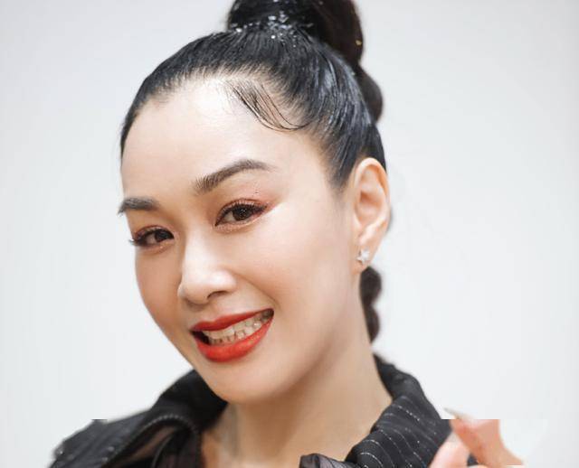 钟丽缇穿紧身衣机场起舞挤眉弄眼花样摆pose舞姿性感身材火辣