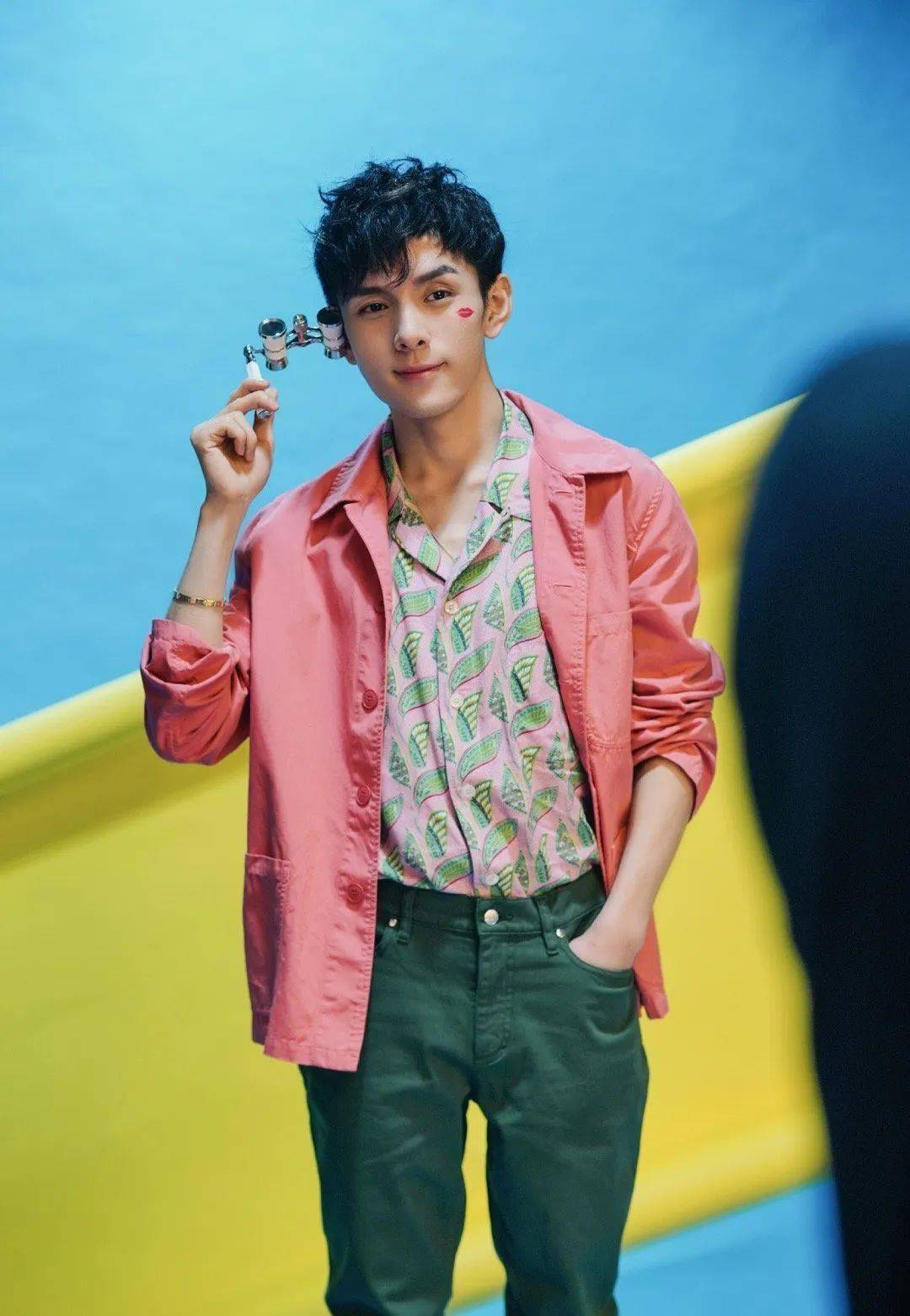 李佳琦的女人们,你们注意到他佩戴的珠宝了吗?_austin