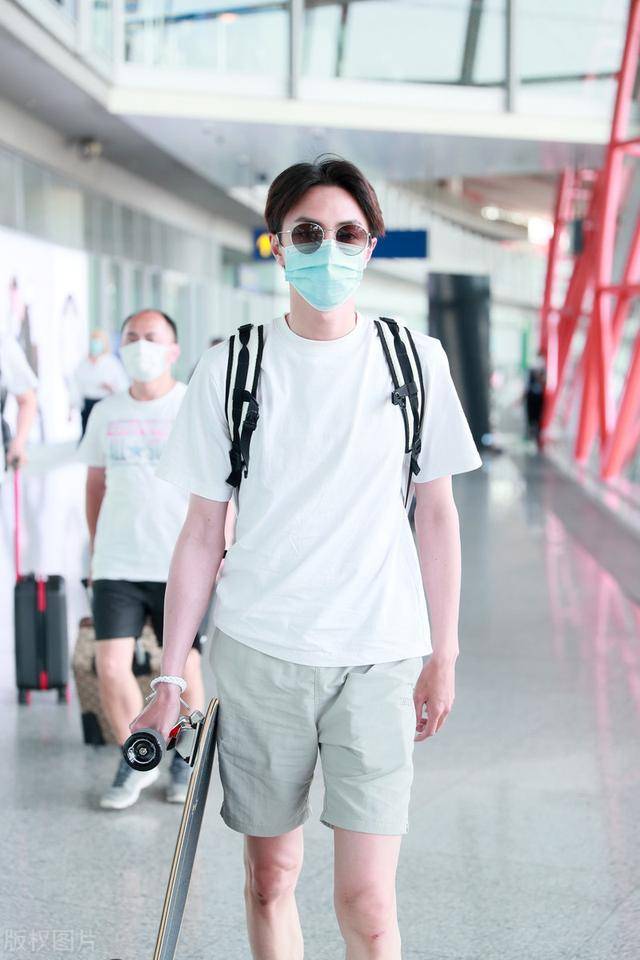 官鸿的穿搭好随性呀,这一次的穿搭都在脚上了,直接穿着人字拖来了.