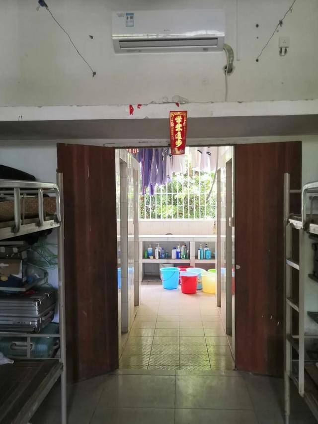 配备了空调的学生宿舍教室空调干净整洁的 学生饭堂信息学奥赛硕果