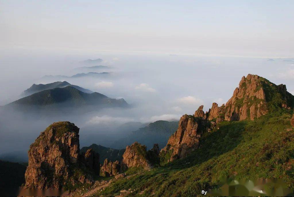 唤棋盘 崖边孤影毛草院 权作庙宇大雄殿 一佛一僧一瓢饮 望断响水向深