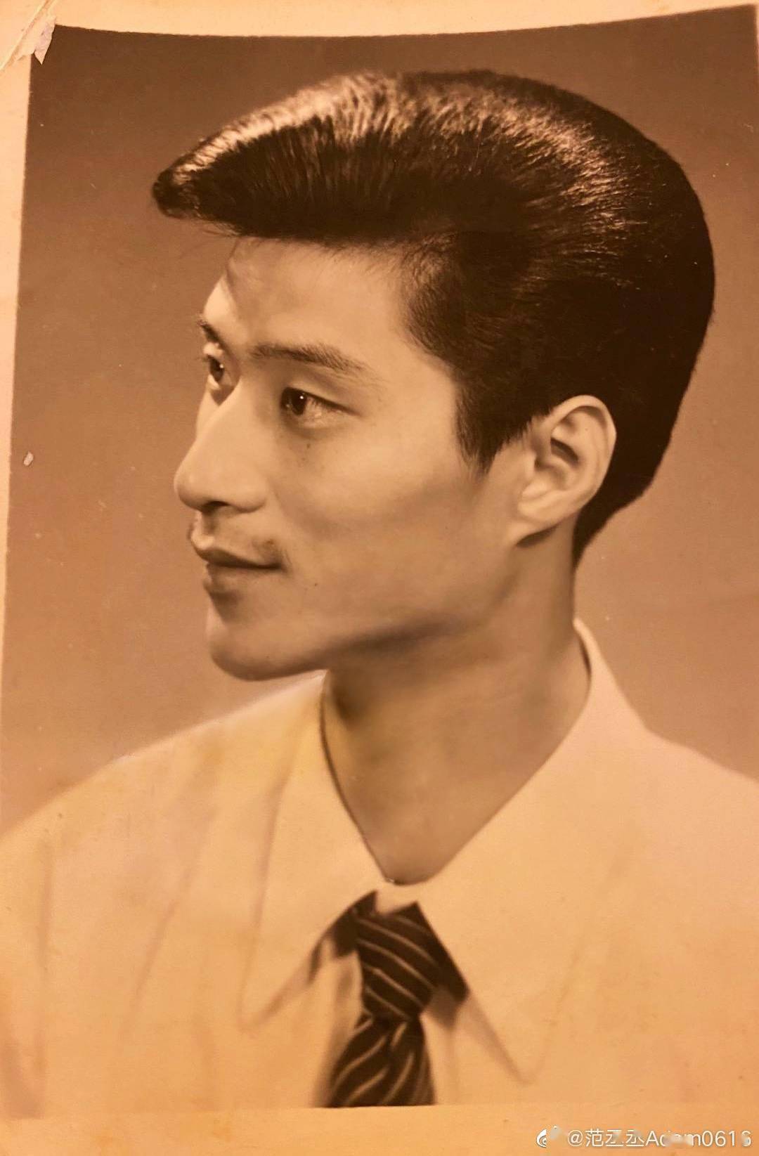 丞丞微博更新爸爸年轻时的照片 完美遗传涛爸帅气和发量的主理人