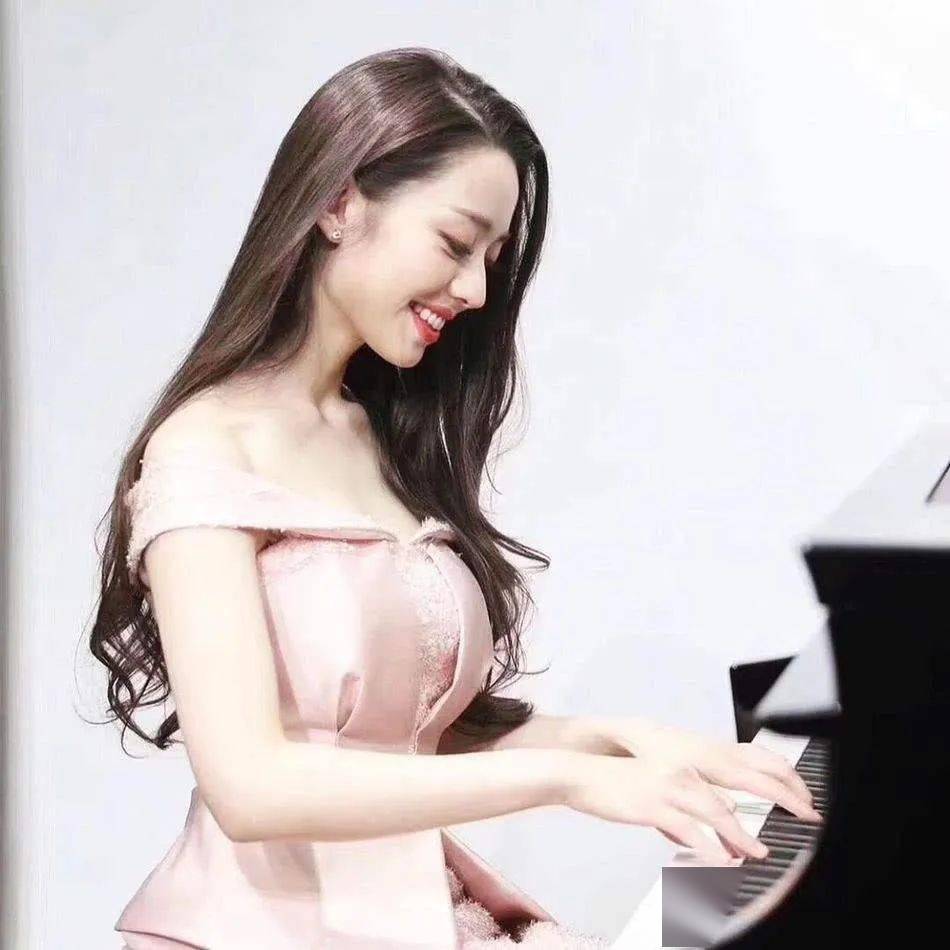 吉娜小时候发高烧仍然坚持参加钢琴比赛最终获得第一名