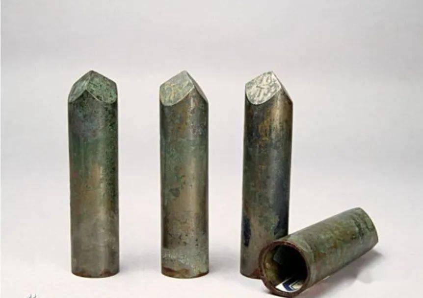 【湖南曾侯乙铜殳头(网络图片)】展览的说明板称此物殳,殳是一种长柄