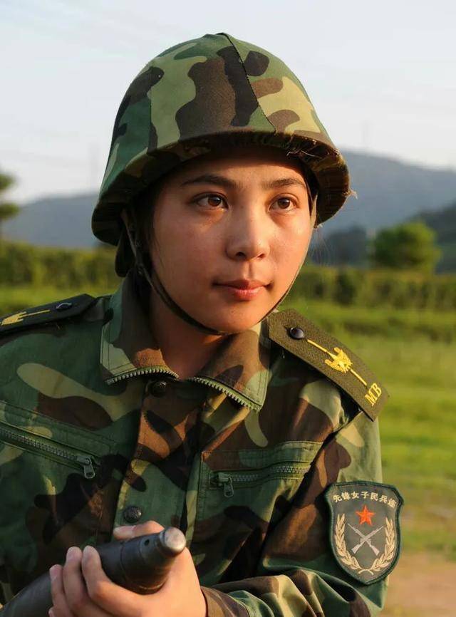 退役大校镜头里的女子民兵连