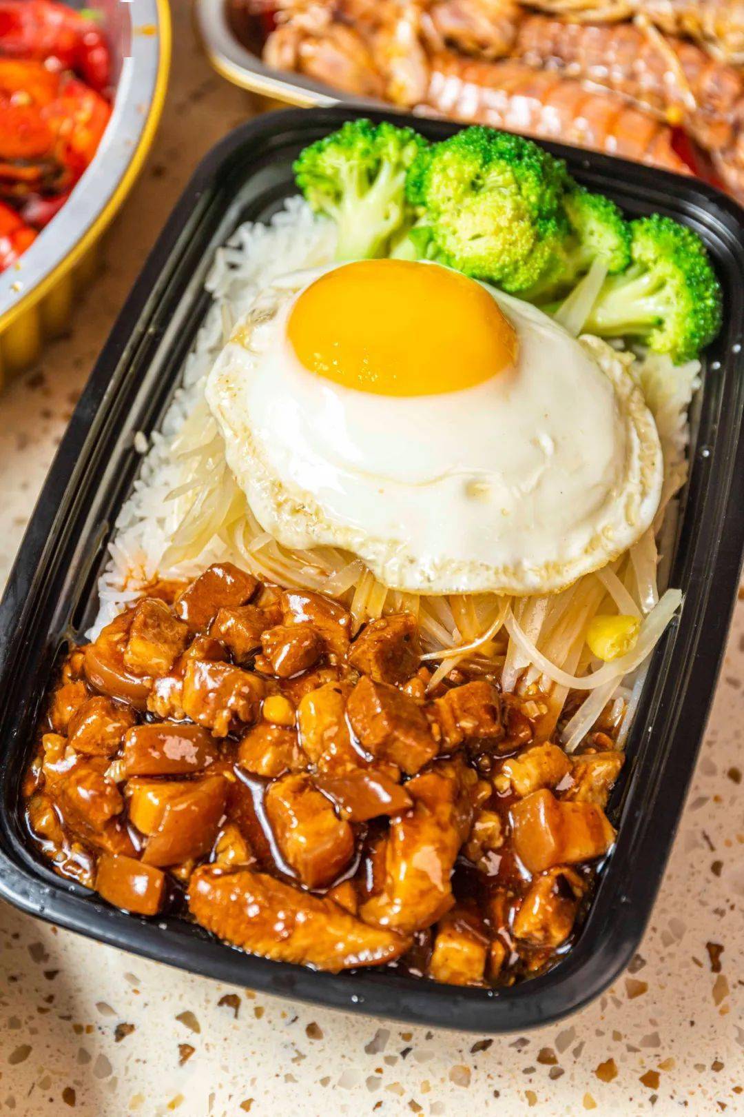 中式卤肉饭&鲍鱼盖浇饭 身为一家优秀的外卖神店,当然店里不止有擅骀