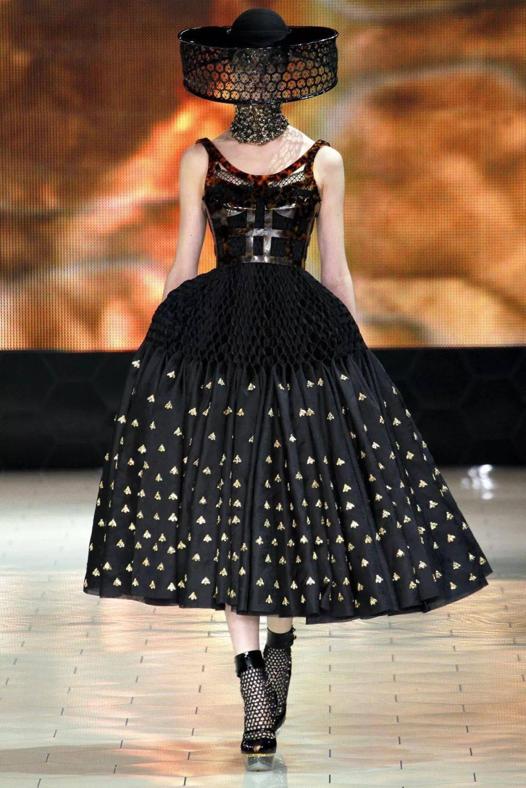 也为服装设计增加了许多的趣味 今天我们来看一看创意立裁中 绣缀是使