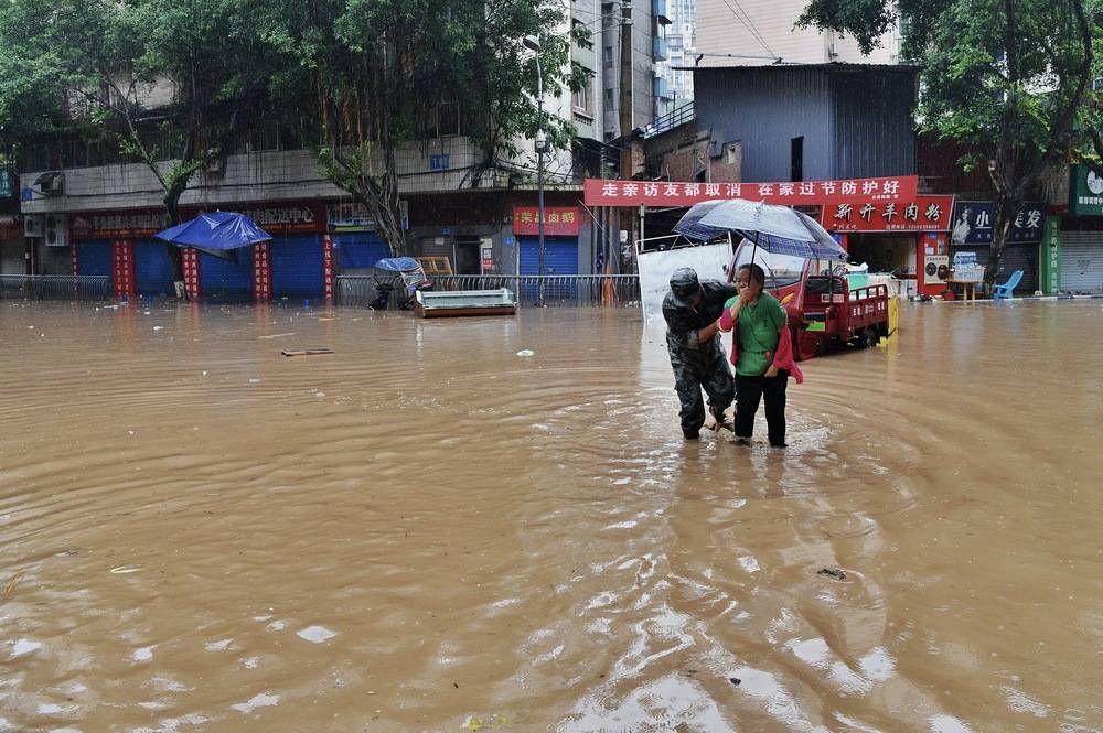 重庆迎来强降雨 綦江道路积水汽车被淹