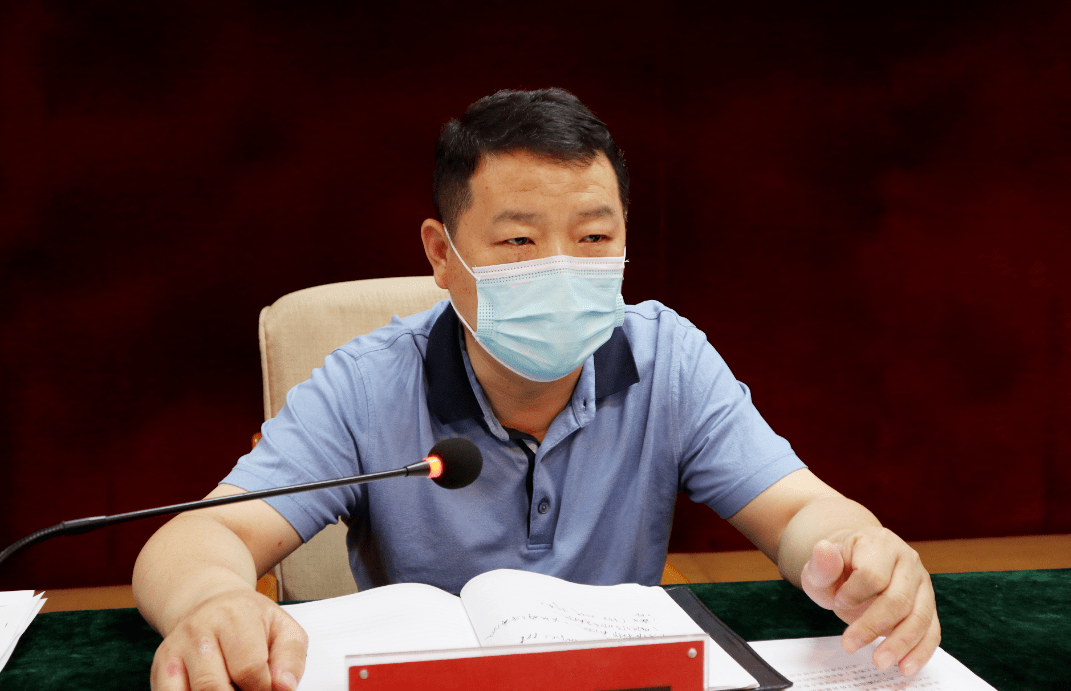 政府三楼会议室召开大气污染防治攻坚专题工作调度会,政府县长李行军