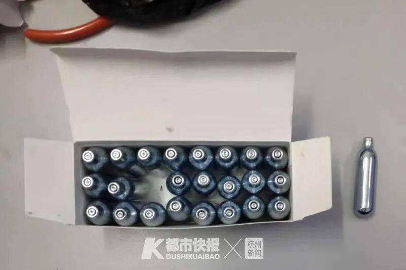 宾馆保洁员推开一对年轻男女的房间,大吃一惊!地上床上全是