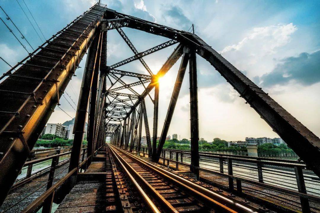 跨越两个世纪历经8次劫难柳江铁桥依然伫立在江上像柳州人的老朋友