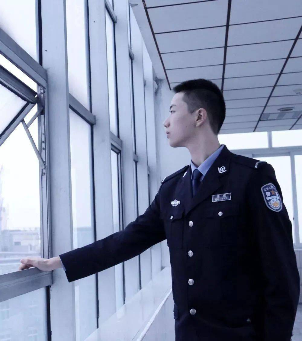 警察学院的小鲜肉笑起来太迷人了