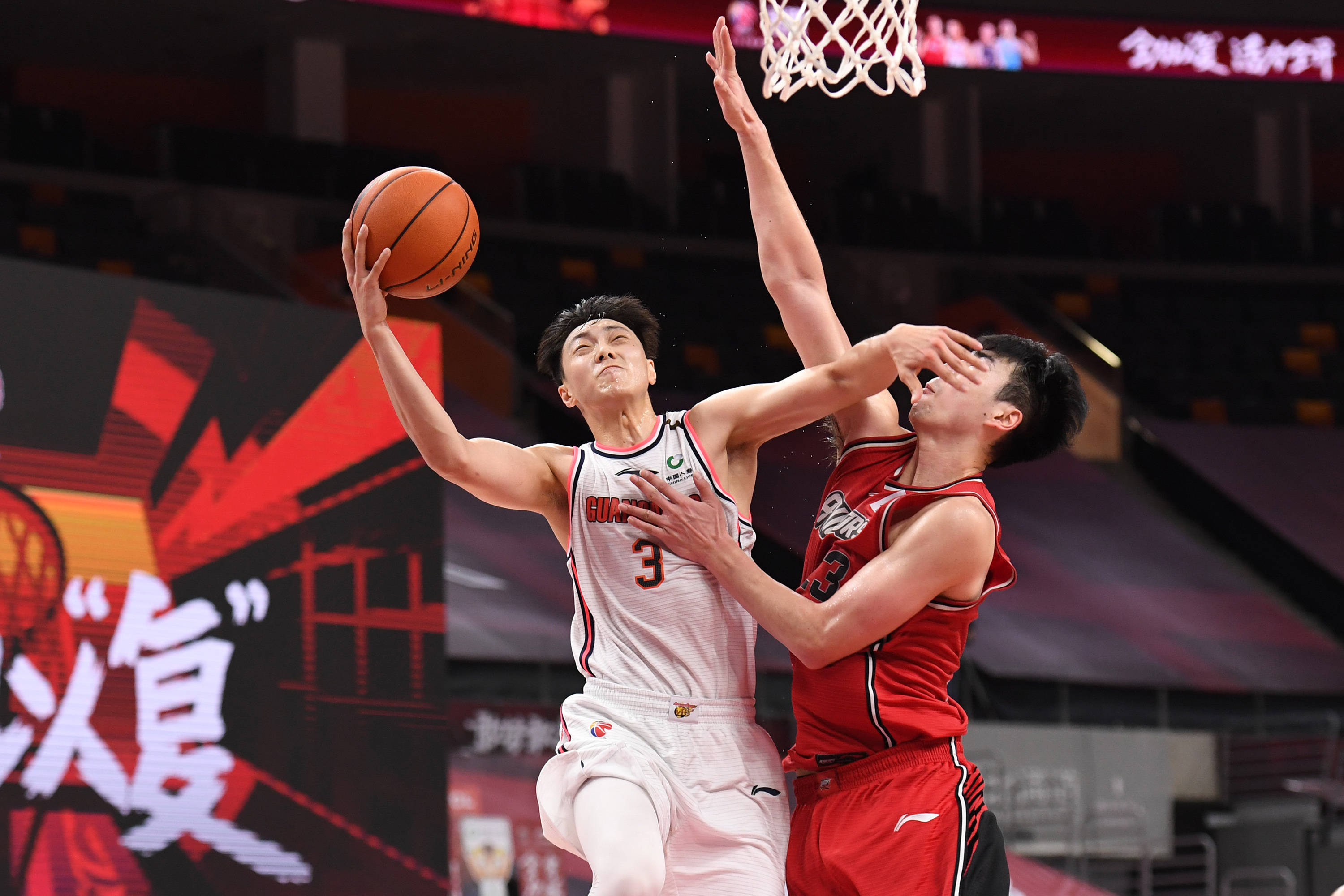 6月22日,深圳马可波罗队球员赵义明(左二)与广东东莞银行队球员拄鹏