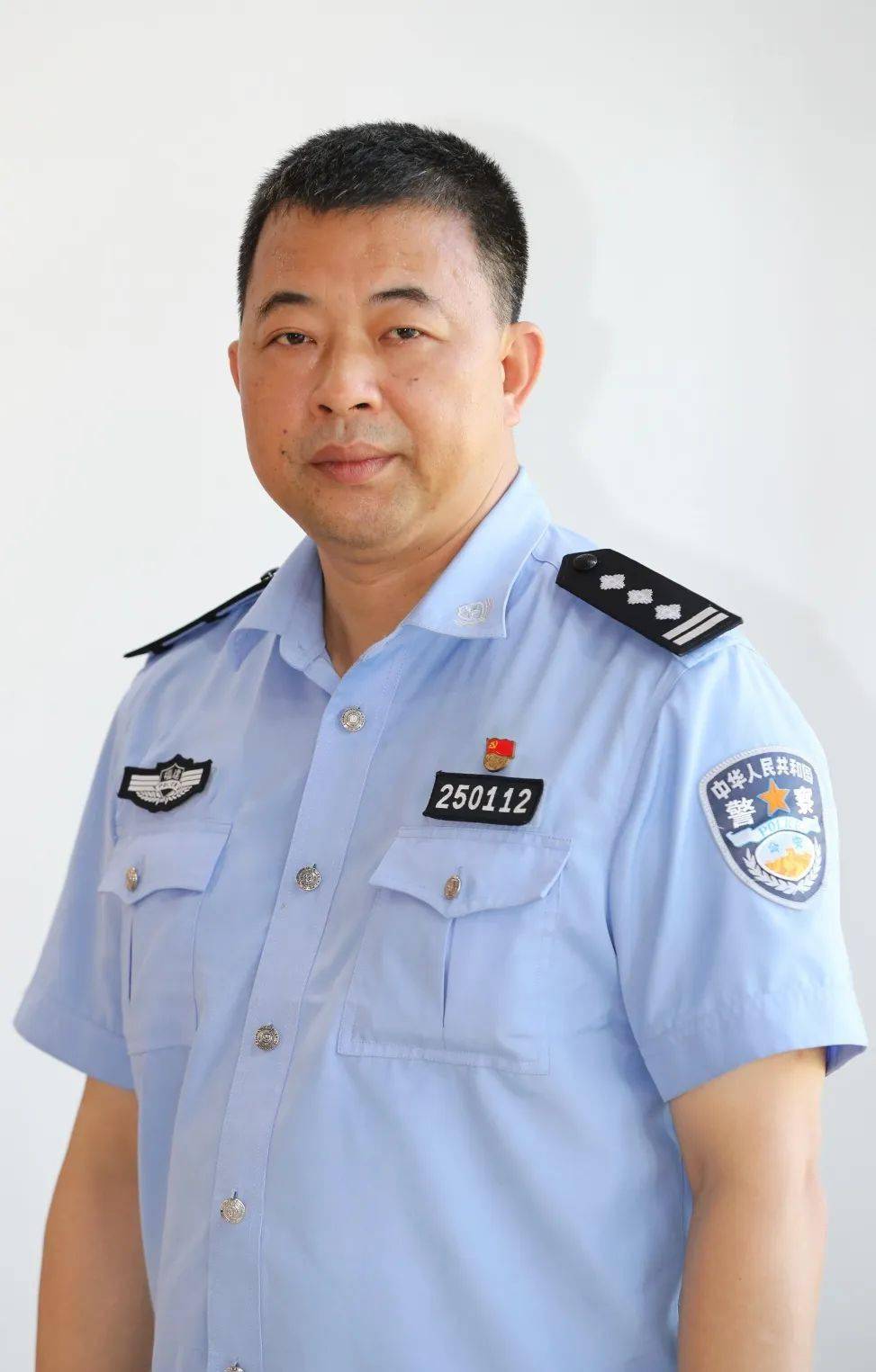 "70后"的洪再轩在巡警支队,派出所,看守所都工作过,随着工作的调动,他