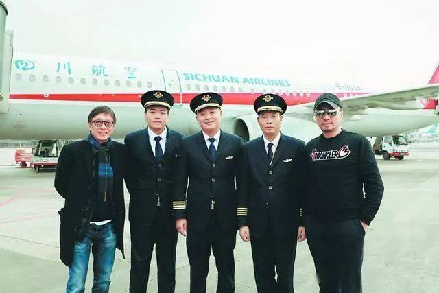 导演刘伟强,主演张涵予与英雄机组成员合影