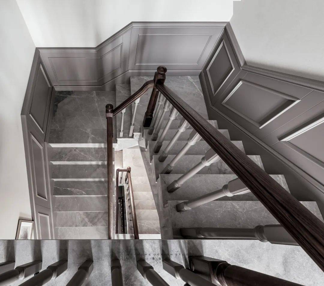 楼梯空间的褐灰色的色调搭配,延续了整个空间的主色调;木扶手的精美