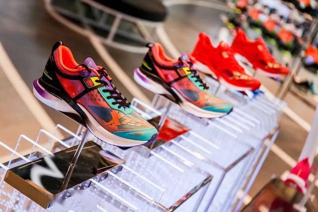 一站式跑者服务丁金朝先生致辞特步集团董事长,清濛商会会长 丁金朝