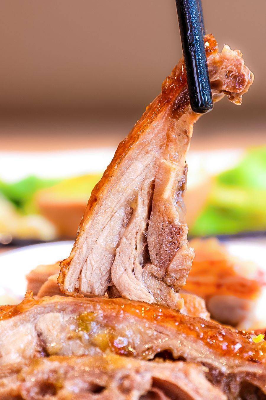 烧鸭腿饭/鸭腿可以说是一只烧鸭里滋味最丰富,肉质最多,口感最好的