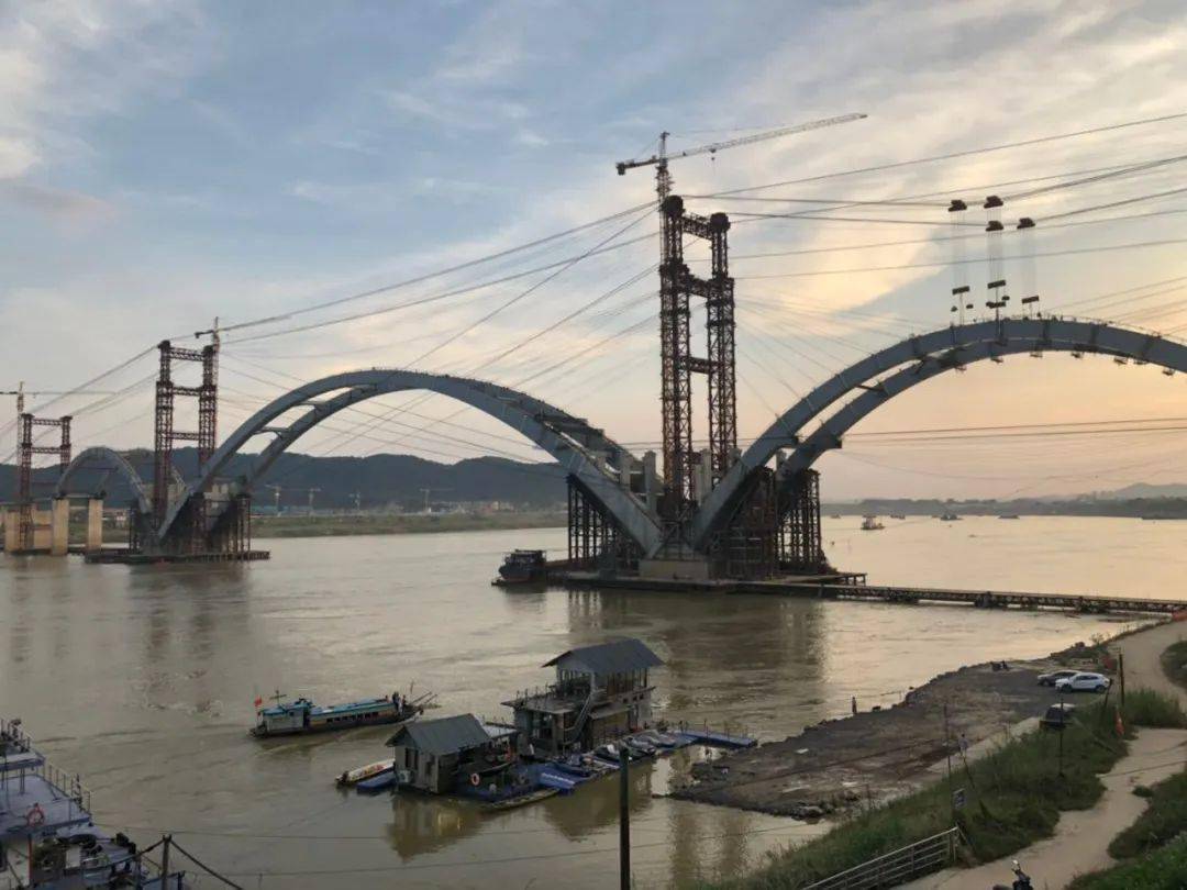 就在今天凌晨梧州西江四桥北岸之门合拢啦通车时间预计为