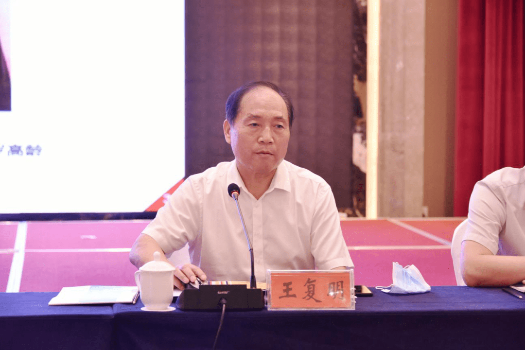 会上,平舆县委书记张怀德汇报了河南研究院建设工作相关情况.