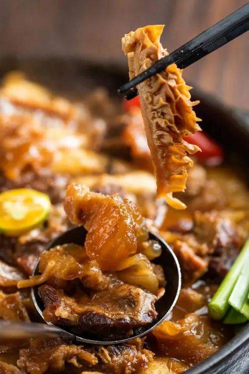 牛杂煲里有牛肚,牛筋,牛腩.