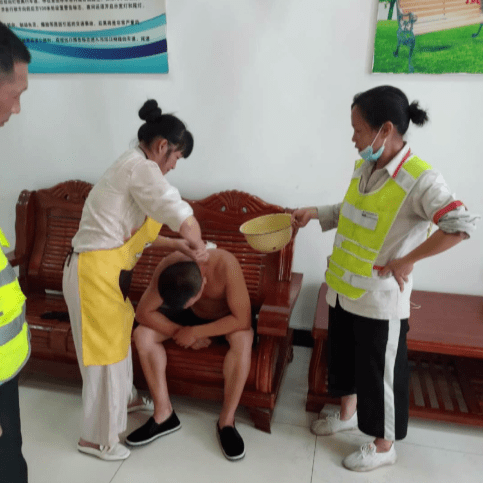 男子驾车高速路上中暑,幸好