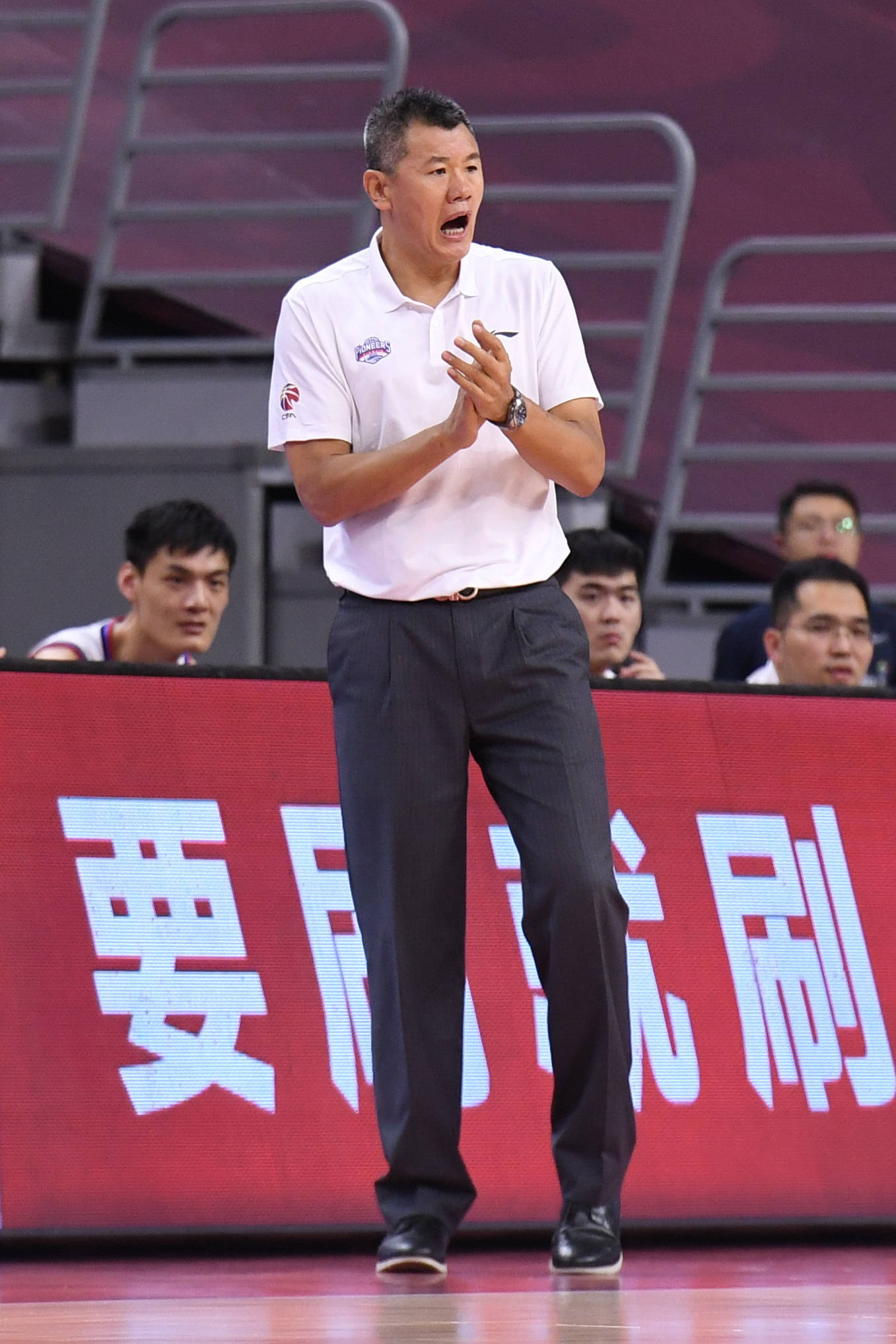 6月24日,天津先行者队主教练刘铁在场边观战.
