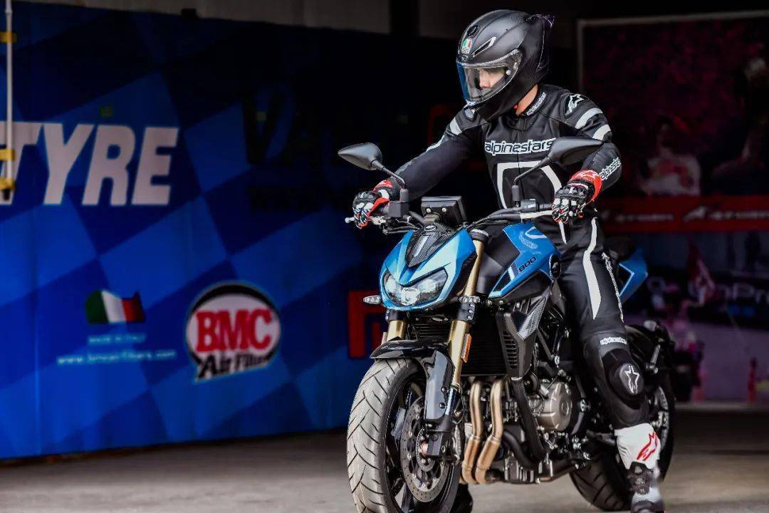 赛道精美壁纸五岳独尊唯泰山,赛道雷霆追600你的身影一直遥远而模糊