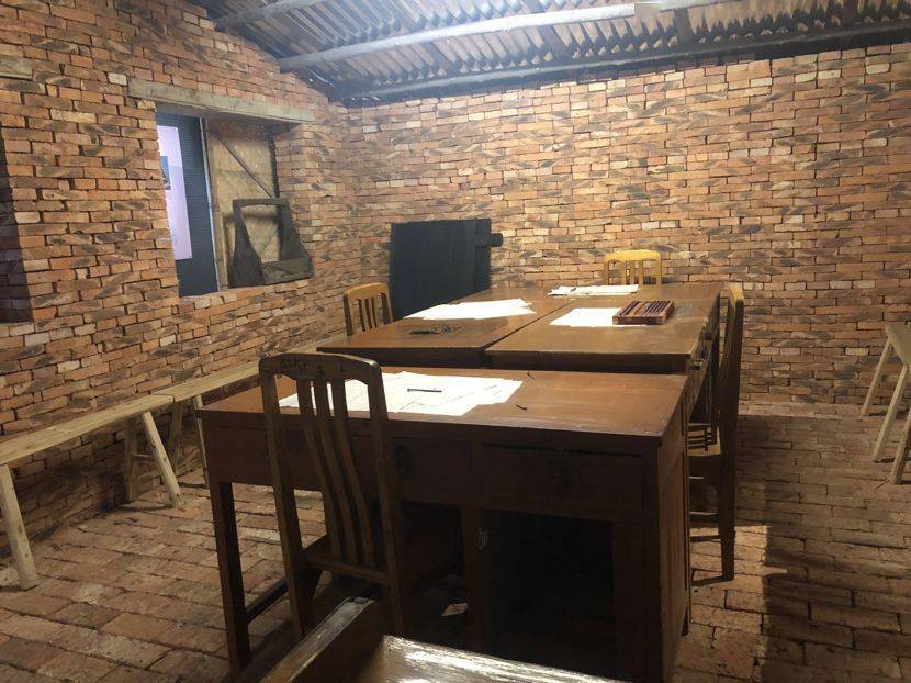 政府只给了他一枚公章和一间简陋的办公室