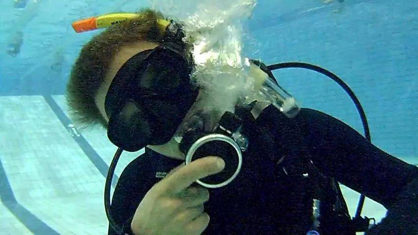 强流中的隐形杀手——备用二级头free flow_潜水