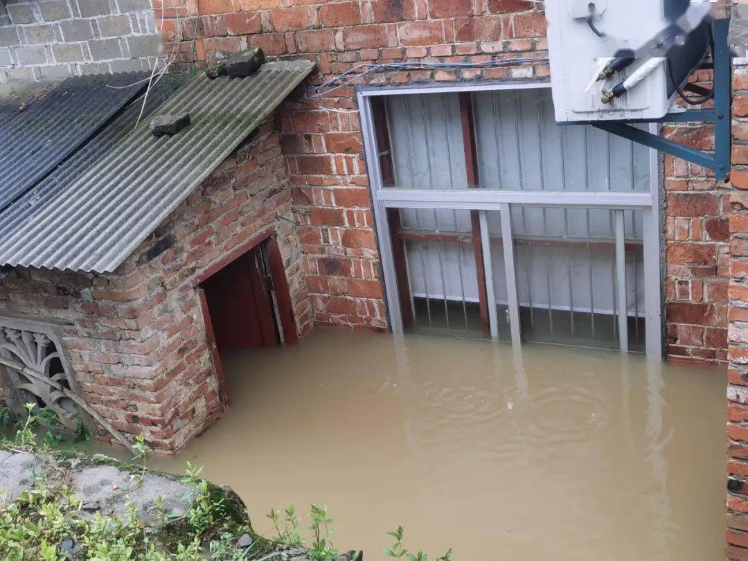 暴雨袭击九江洪水浸屋消防员深水中转移中风病人