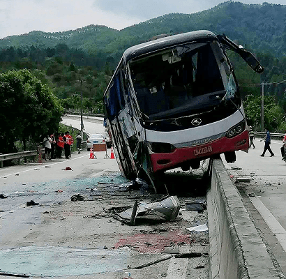 河源一载客大巴车与货车相撞._连平