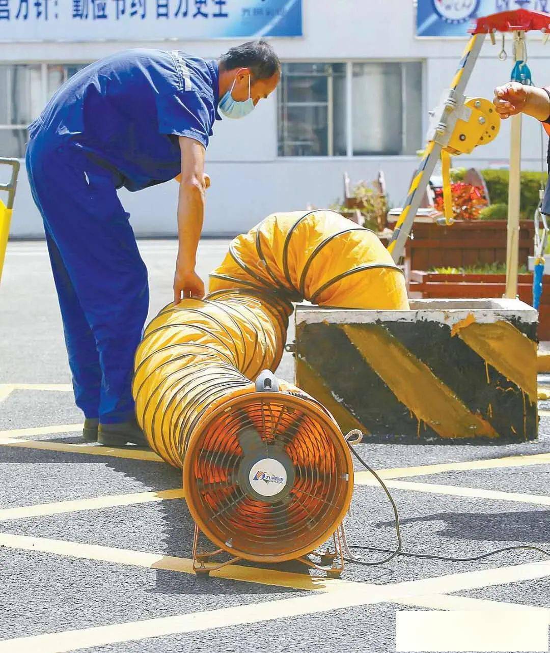 记者看到 2米深,50米长的电缆沟内 有限空间作业人员按照 "先通风再