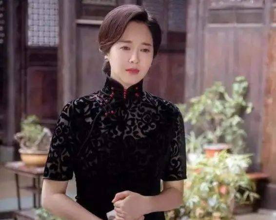 43岁左小青长了张古典脸穿旗袍端庄大气难怪陈道明都为她着迷