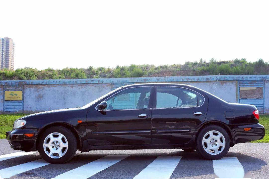 00后小哥与国内唯一宽体日产a33