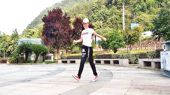 最新鬼步舞又见山里红14步四个方位跳简单好看