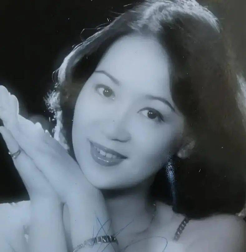 卢宛茵卢宛茵,1953年出生于香港,行内人尊称"madam lo".