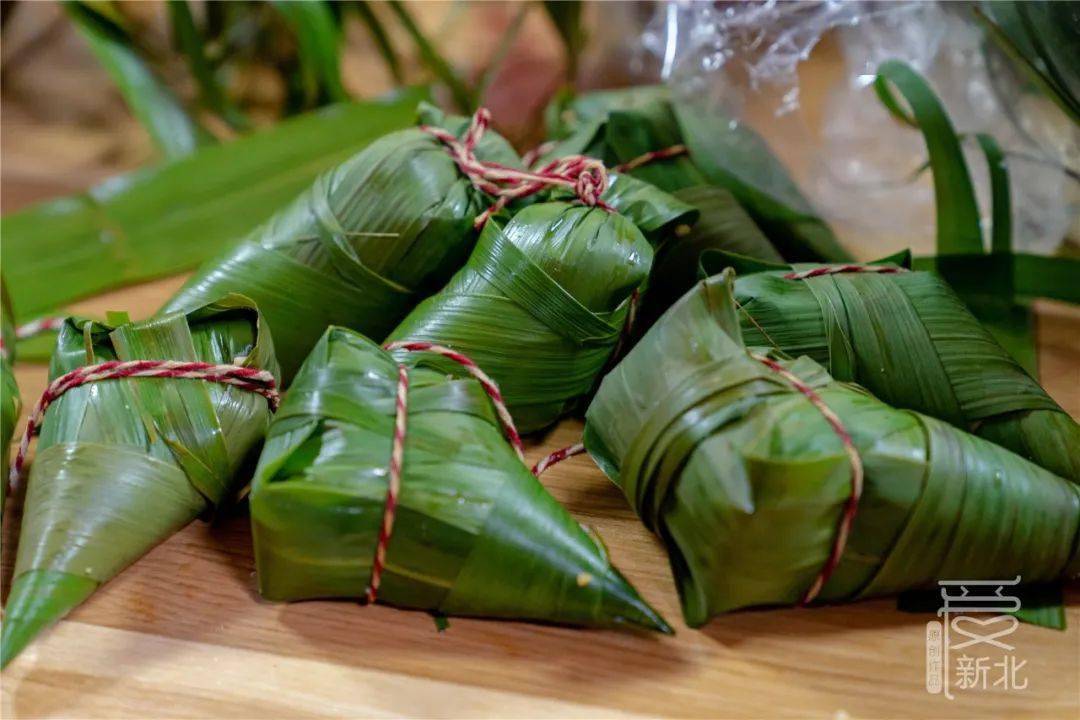 小脚"常州"代表":小角粽1活动当天,最为亮眼的环节便是花式包粽子啦