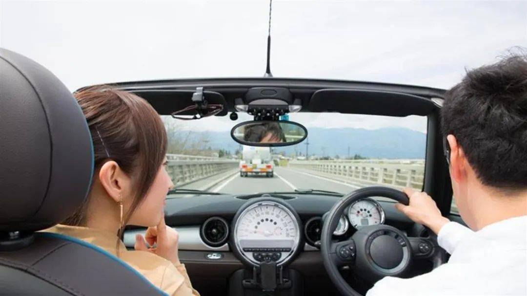 实际上,关于副驾驶的问题从很早就被广泛讨论过,但近日一名台湾网友在